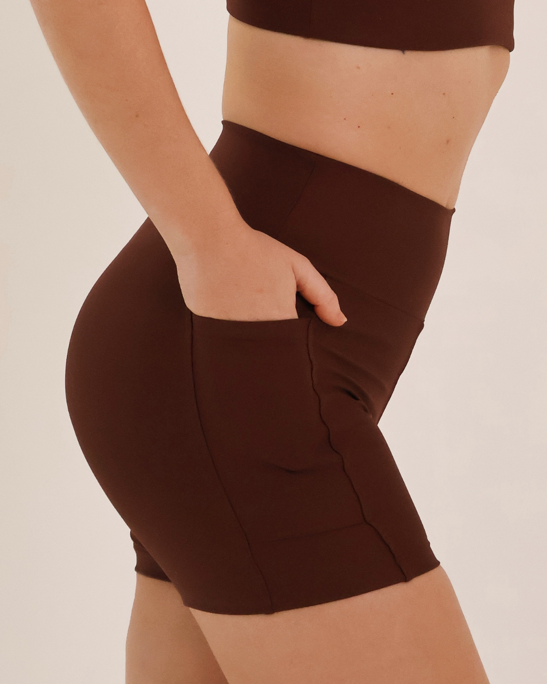 Detalhe do bolso lateral profundo do Short Pockets